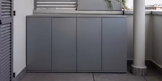 Modulo cucina da esterno in acciaio grigio scuro con ante lisce a tutta altezza