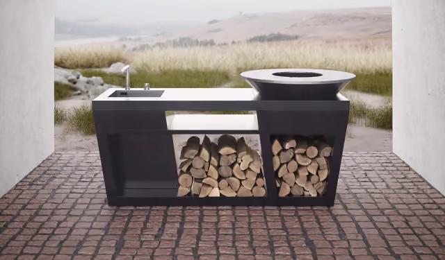 Commodo Außenküche als Monoblock von Modularte: Profi-Grill, integriertes Spülbecken und Holzfach aus schwarzem Designmetall.