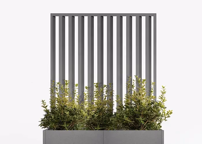 Fioriera con grigliato frangivista Modularte: sistema modulare in metallo grigio antracite con lamelle verticali per schermatura rampicanti e privacy.