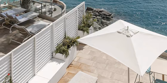 Fioriera con paravento integrato Cubo Frangivista Modularte: soluzione modulare bianca per la privacy di terrazzi fronte mare e aree relax esterne.