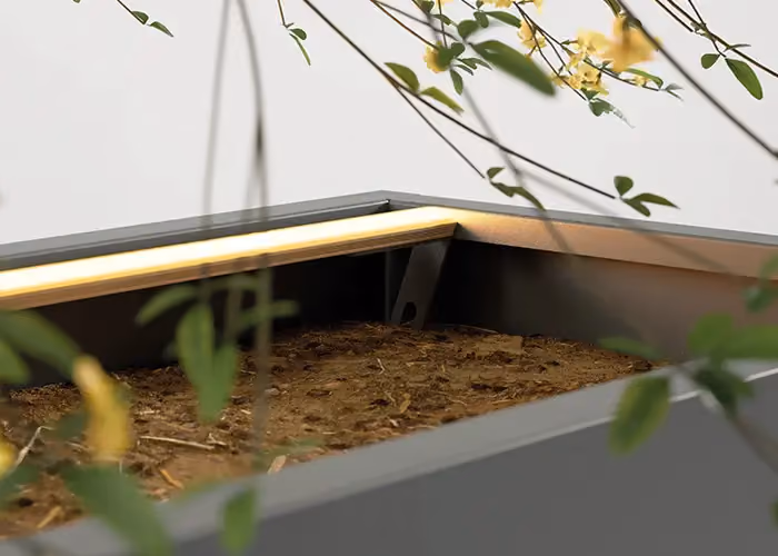 Innendetail eines Modularte Cubo Led Pflanzgefäßes: die Aufnahme des LED-Bands unter dem Metallrand für unsichtbare, geschützte Umlaufbeleuchtung.