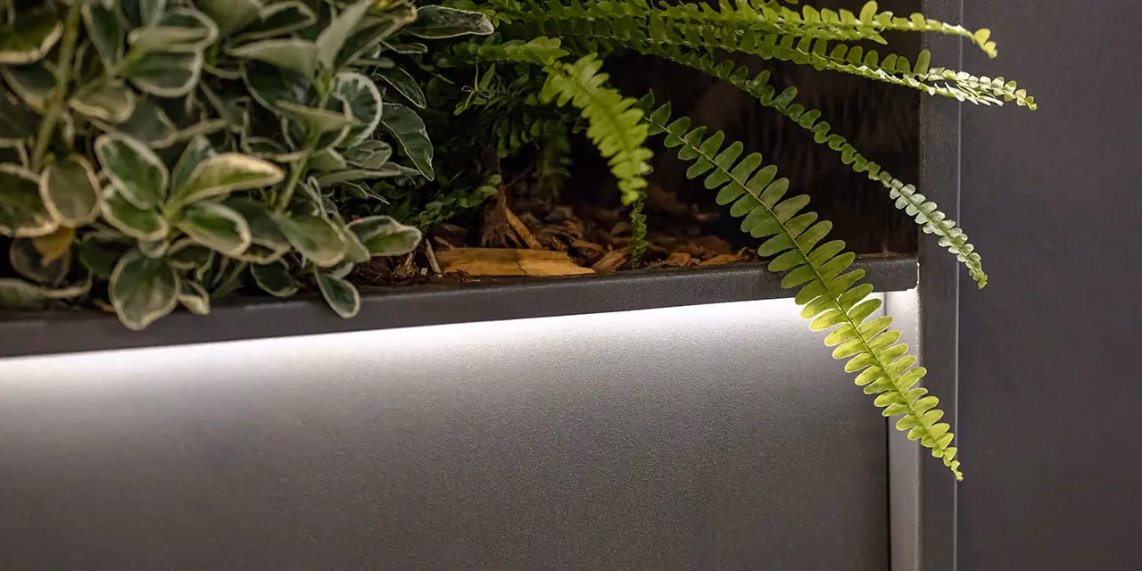Detail eines Modularte Cubo Led Pflanzgefäßes mit integriertem Streiflicht und verdecktem LED-Band für Terrassen und Gärten am Abend.