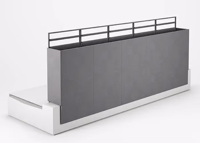 Fioriera parapetto moderna in metallo grigio scuro con struttura lineare superiore, utilizzata come divisorio per terrazze o balconi, su sfondo bianco minimalista.