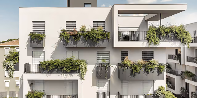 Facciata di un condominio con fioriere integrate nei parapetti di ogni balcone