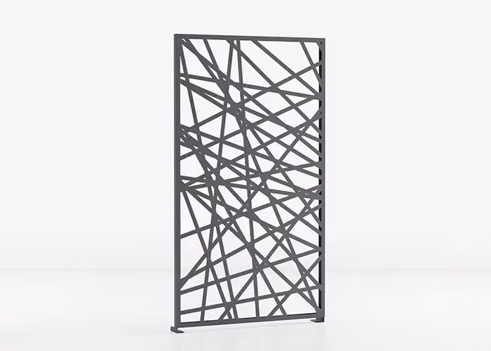 3D-Modell eines dunkelgrauen Sichtschutzpaneels mit modernem geometrischem Muster aus verflochtenen Linien.