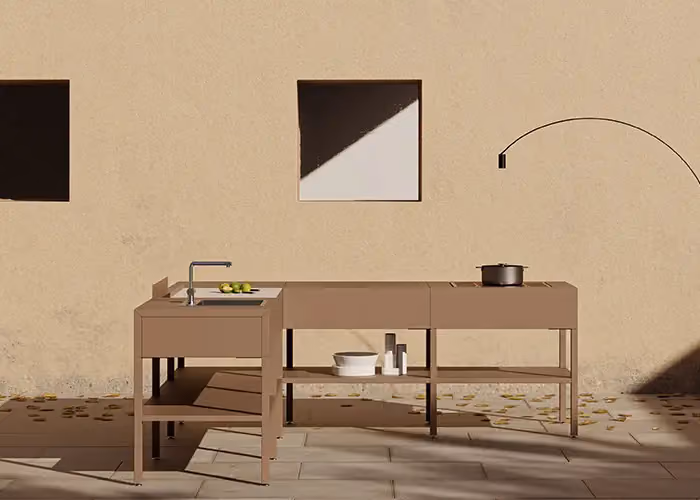 Moderne taupefarbene Außenküche mit Spüle, Kochfeld und offenen Ablagen, auf einem minimalistischen, sonnenbeschienenen Patio.