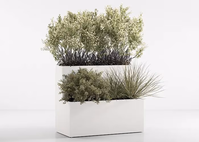 Fioriera modulare bianca a due livelli con arbusti ornamentali e piante decorative, fotografata su sfondo bianco minimalista.