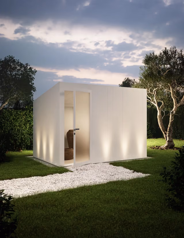 Smart Box vorgefertigte Außenstruktur von Modularte: modernes Wohnmodul mit Glastür und Streiflicht für Garten oder Terrasse.