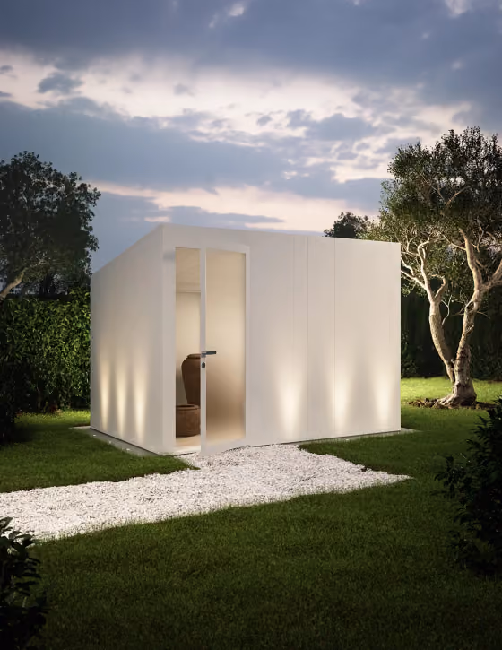 Struttura outdoor prefabbricata Smart Box di Modularte: modulo abitativo moderno con porta in vetro e illuminazione radente per giardino o terrazzo.