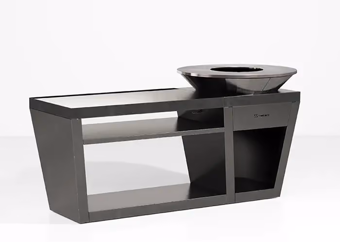 Modernes Außengrillmodul aus schwarzem Metall mit seitlicher Ablagefläche, Staufach und integrierter Feuerschale.