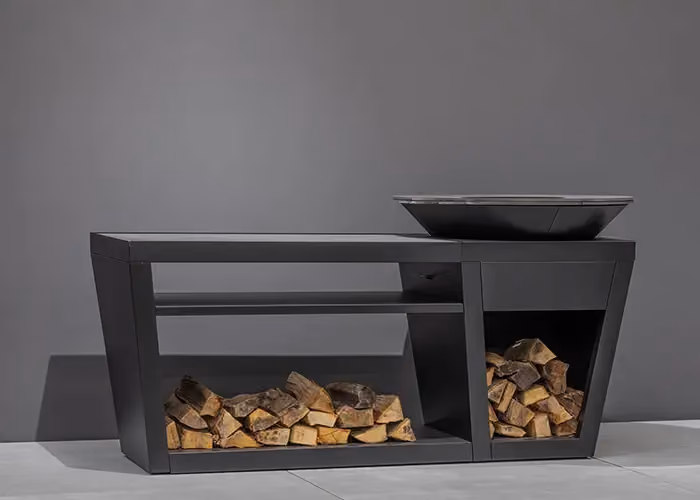 Moderner Außengrill mit schwarzem Metallrahmen, integrierter Feuerschale und mit Brennholz gefüllten unteren Fächern.