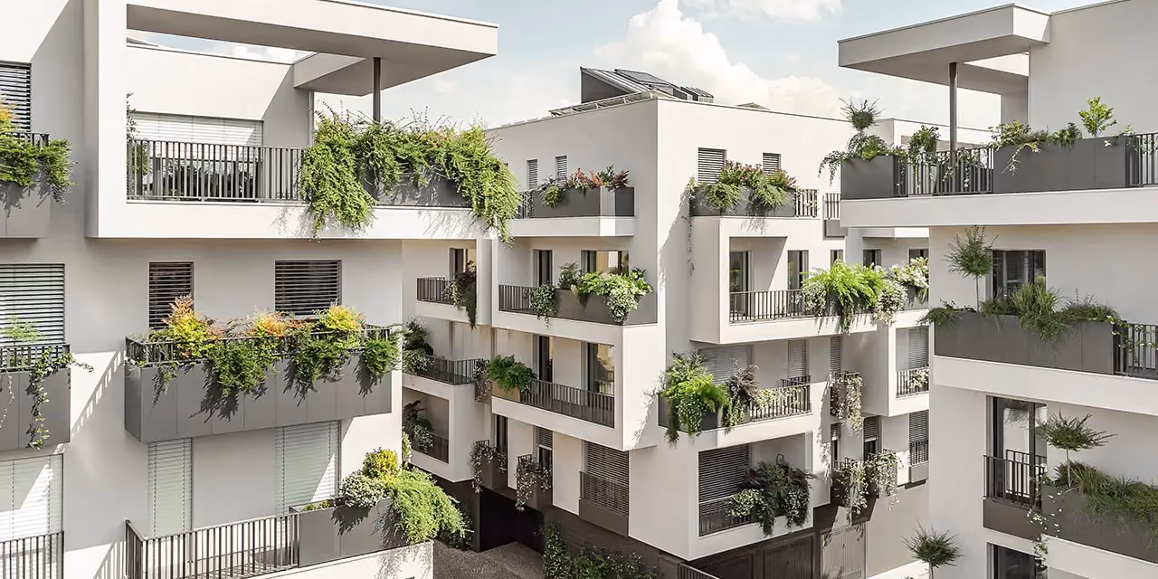 Palazzina residenziale bianca con fioriere e paraventi integrati sui balconi