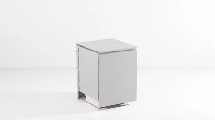 Schmales Modul mit einer Tür für einen Einbaukühlschrank, Dreiviertelansicht von rechts