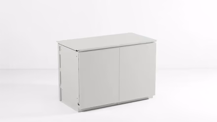 Niedriges Stauraummodul mit zwei Türen und bündiger Platte, Dreiviertelansicht