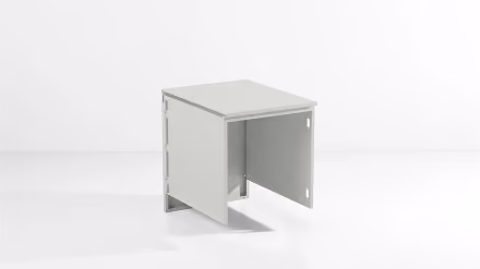 Niedriges geschlossenes Modul mit einer Tür für einen Weinkühlschrank, Dreiviertelansicht